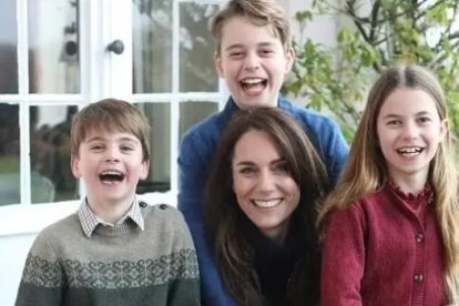La duquesa de Cambridge, Kate Middleton, con sus tres hijos