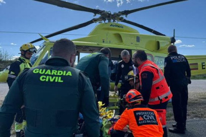Trece personas han resultado heridas en la mañana de este lunes al este de Mallorca al caer por un terraplén de unos dos metros de altura y volcar el autocar en el que viajaban medio centenar de turistas del Imserso.