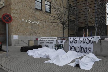 Familiares de los fallecidos en el accidente de la mina de la Hullera Vasco Leonesa.