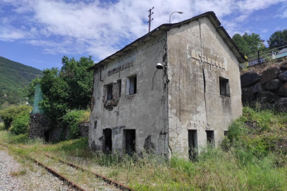 Edificio de viajeros del ferrocarril en Matarrosa del Sil