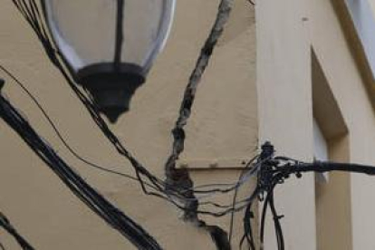 Fachada dañada en la esquina de la calle Mulhacín con Santa Cruz