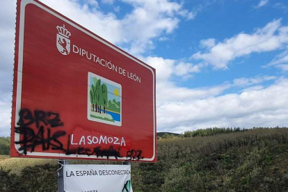 Cartel que señaliza la entrada a la comarca de La Somoza