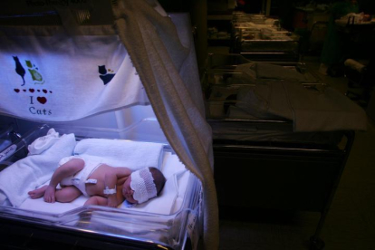 Un bebé recién nacido en la sala de maternidad de un hospital.
