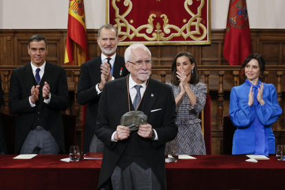 Luis Mateo Diez recibe los aplausos, entre otros, de los reyes de España, Felipe VI y Letizia, del presidente del Gobierno, Pedro Sánchez, y de la presidenta de la Comunidad de Madrid, Isabel Díaz Ayuso