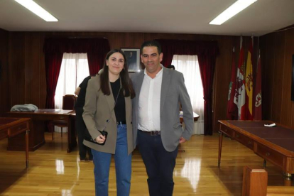 Carmen Hernández, la nueva presidenta del GAL Montaña de Riaño, junto a su antecesor, Bojar Fernández.