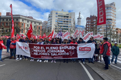 Cabecera de la manifestación celebrada esta mañana en León en defensa de los derechos de los trabajadores.