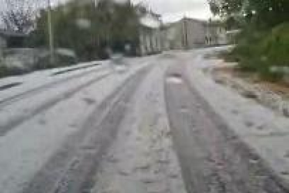 Este vídeo muestra las carreteras de una localidad leonesa cubiertas de nieve.