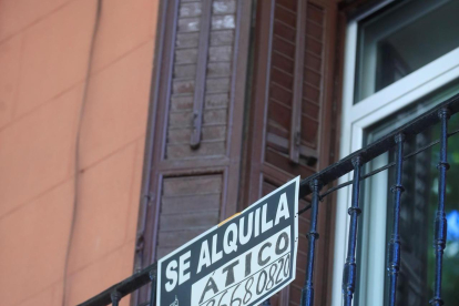 Vista de un cartel de alquiler de vivienda en Madrid en una imagen de archivo. EFE/ Fernando Alvarado