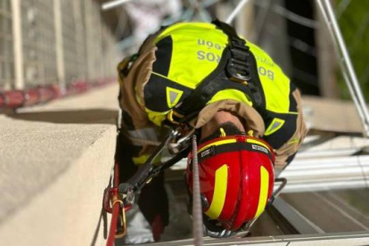 El bombero de León se descolgó desde el piso decimoquinto del edificio Faro.