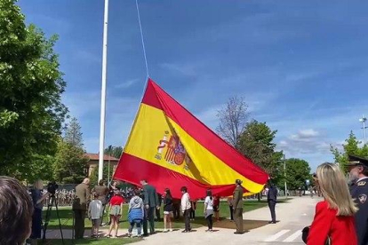 Izado de bandera en el Día de las Fuerzas Armadas en León