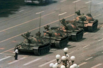 Imagen de archivo del tanque del ejército chino en la plaza del Tiananmen en Beijing, durante la represión militar de 1989.