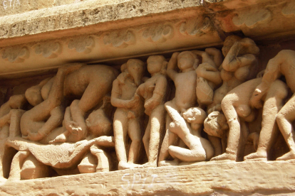 Friso en un santuario de la India que representa escenas eróticas del Kamasutra.