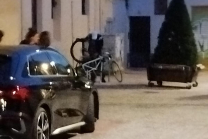 Una persona roba una bici en el centro de León.