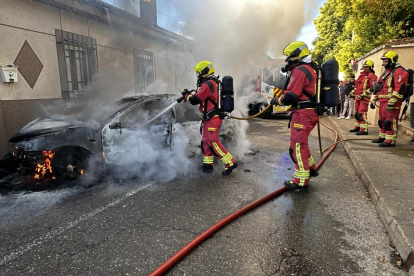 Momento en el que los bomberos sofocaron las llamas del vehículo.