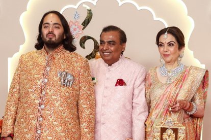 Anant Ambani, Mukesh Ambani y Neeta Ambani posan durante de la celebración de la boda.
