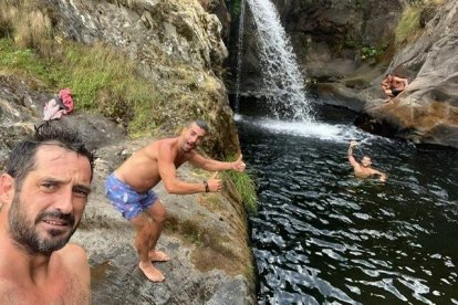 Joseba Arguiñano disfrutando por León de los últimos días de vacaciones con la familia y unos amigos