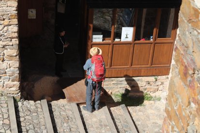 Un peregrino este verano en el Camino de Invierno, en la puerta del Castillo de Cornatel.