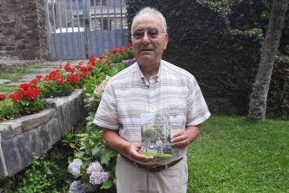 Primitivo Martínez posa con el libro en la casa familiar de Faro (Peranzanes).