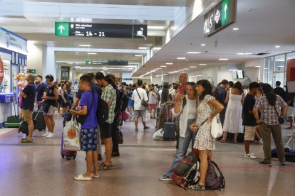 Varios pasajeros en el vestíbulo principal de la estación de Chamartín, en Madrid, este martes. Los trenes de alta velocidad con origen o destino en dicha estación madrileña sufren retrasos desde primera hora de la tarde por una nueva incidencia que afecta a la electrificación de las vías. EFE/ J.P.Gandul