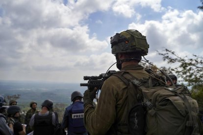 LABOUNEH (LÍBANO), 13/10/2024.- Un soldado de las Fuerzas de Defensa de Israel vigila el horizonte en territorio del sur de Líbano, zona controlada por el ejército israelí, en la que hasta hace muy poco operaba la milicia Hizbulá. EFE/Alejandro Ernesto