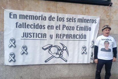 Moure, padre de una de las víctimas, en los juzgados de Léon