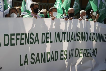 Imagen de archivo de una concentración convocada por los sindicatos CSIF y Jupol frente a la Dirección General de MUFACE, para protestar por los recortes sanitarios que han sufrido los cuadros médicos y centros sanitarios en las diferentes mutuas de funcionarios del Estado. EFE/ Emilio Naranjo