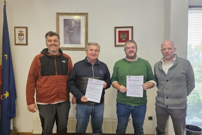 Imagen de la firma del acuerdo facilitada por el Ayuntamiento de Carracedelo.