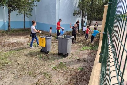 Las familias de La Palomera, durante la limpieza del patio.