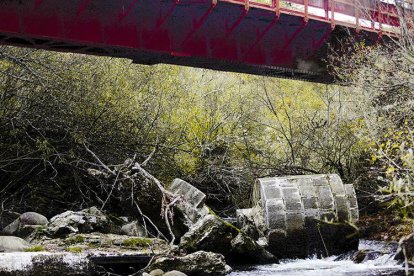 El Ayuntamiento de Villablino asegura que la pilastra caída no compromete la seguridad del puente.