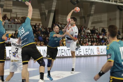 El Abanca Ademar ganó al Gorenje Velenje en el partido de la primera vuelta disputado en el Palacio de Deportes de León.