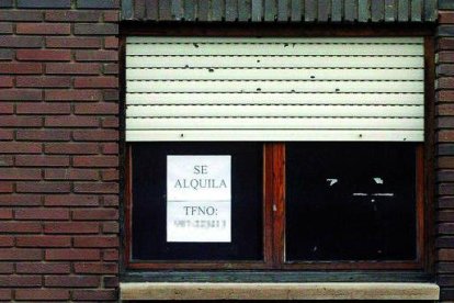 Cartel de Se alquila en la ventana de una vivienda de León.