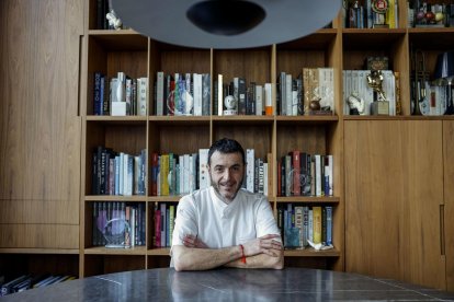 Más de 400 cocineros de todo el mundo se han sumado ya a la iniciativa de cenas solidarias 'Desde Valencia para Valencia', impulsada por los chefs valencianos Quique Dacosta, Ricard Camarena y Begoña Rodrigo, con el objetivo de recaudar fondos para los pequeños. "Eso es lo bonito, lo heterogéneo de la propuesta, donde igual de bienvenidos son los menús que se están vendiendo para la cena de Madrid a 2.500 euros como ese bar que dona el 20 % de la recaudación de las tapas que hace durante un mes", asegura a EFE Ricard Camarena empresarios afectados por la dana. En la imagen Camarena en su restaurante de Valéncia. EFE/ Ana Escobar
