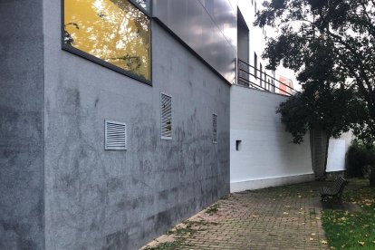 Limpieza de las pintadas en el centro cívico de Flores del Sil.