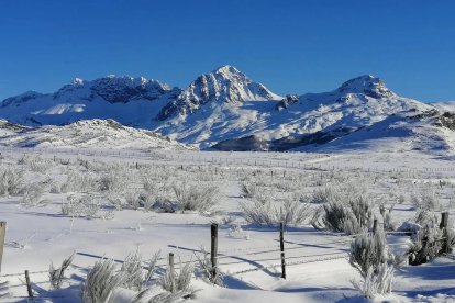 En Babia, la pradera de Prado Veneiro, Cospedal, lidera el frío con -16,6° según la estación local del ayuntamiento de San Emiliano.