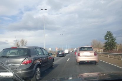Cola en el cruce de La Granja.