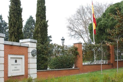 Imagen de archivo de la entrada del Complejo de La Moncloa. EFE/Víctor Lerena