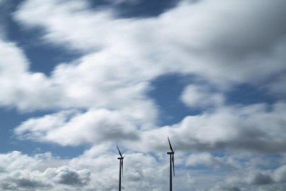Vista de los molinos de viento del parque eólico Torremiró (Morella) durante este lunes. EFE/Andreu Esteban