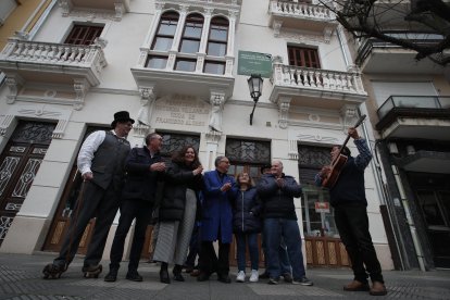 Pepín Villarejo, con mono azul, recibió a la alcaldesa y al fabricante de almadreñas de Mondoñedo en su despedida mientras Ignacio 'Pancha' le dedicaba una balada.