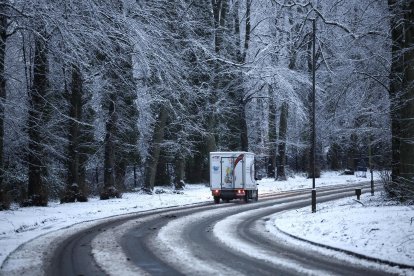 Un camión circula por una carretera cubierta de nieve en Liverpool, Gran Bretaña, el 5 de enero de 2025. EFE/EPA/ADAM VAUGHAN