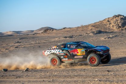 El piloto español Carlos Sainz y su copiloto Lucas Cruz conducen su Ford M-Spor durante el Rally Dakar 2025, en Bisha, Arabia Saudita, en una foto de archivo.-EFE/ Gerard Laurenssen