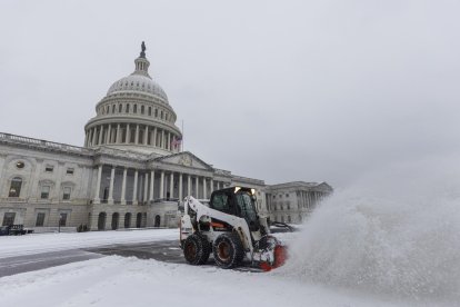 Una máquina quitanieves trabaja en los aledaños del Capitolio, en Wahington, este lunes 6 de enero de 2025, mientras el Congreso estadounidense certifica los votos del Colegio Electoral tras las elecciones del 5 de noviembre que dieron el triunfo a Donald Trump. EFE/Jim Lo Scalzo