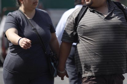 Personas con obesidad caminan por la calle. EFE/Sáshenka Gutiérrez