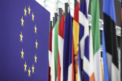 Imagen de la bandera de la Unión Europea junto a las de los países miembros. EFE/EPA/TERESA SUAREZ