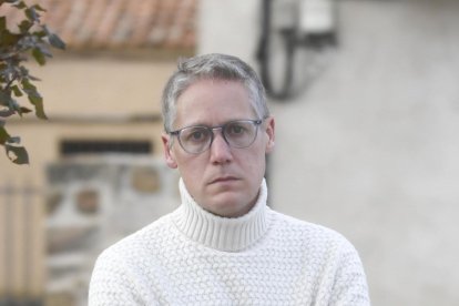 El alcalde de Torrecaballeros, uno de los afectados, Rubén García de Andrés, posa para la Agencia EFE. El PSOE de Segovia ha denunciado este domingo la situación que se vive en dos pueblos de la provincia, Basardilla y Torrecaballeros, donde un párroco supuestamente se niega a dar la comunión a sus feligreses por su condición sexual, de ahí que hayan pedido al Obispado segoviano que interceda y termine con esta discriminación. EFE/ Pablo Martín