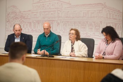 El alcalde de León, José Antonio Diez, presenta junto a la directora de Cáritas Diocesana de León, Aurora Baza, y el presidente de Cruz Roja, Daniel Hernández, un proyecto de colaboración conjunta