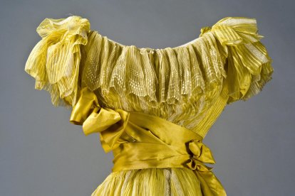 Vestido de baile amarillo de Villa París en La Coruña, adquirido a un anticuario de Cacabelos.