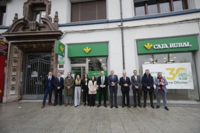Foto de familia de la inauguración de Caja Rural en la plaza de Guzmán.