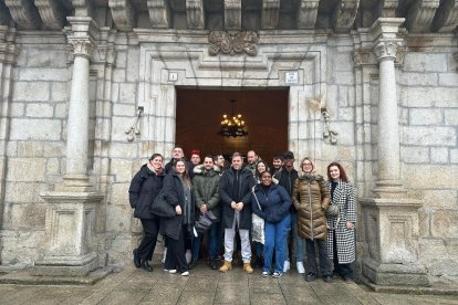 Los participantes en el programa, con el teniente de alcalde Iván Alonso.