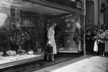 Los príncipes de Mónaco, Grace y Rainiero realizan unas compras en una tienda de souvenirs durante su estancia en Palma de Mallorca. EFE/yv