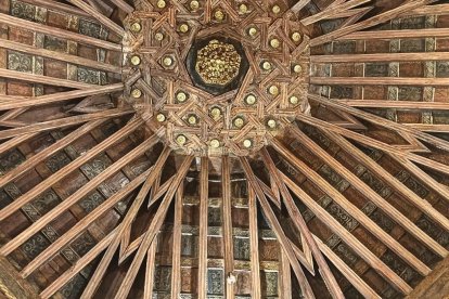 Así ha quedado el artesonado de la iglesia de Montejos del Camino tras su restauración. En la imagen pequeña, detalle de una policromía.